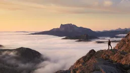 Escursionista sulla cima Store Malene a Nuuk
