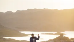 Abitante di Qaqortoq con un cane