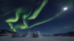 Aurora boreale sul ghiaccio marino a Uummannaq