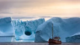 Navigazione lungo il bordo del ghiaccio a Ilulissat